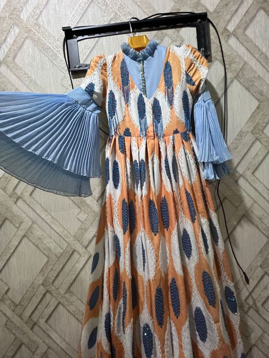 Yuz ochti marosimida kiyilgan ansanbl ko’ylak chop’on  bilan