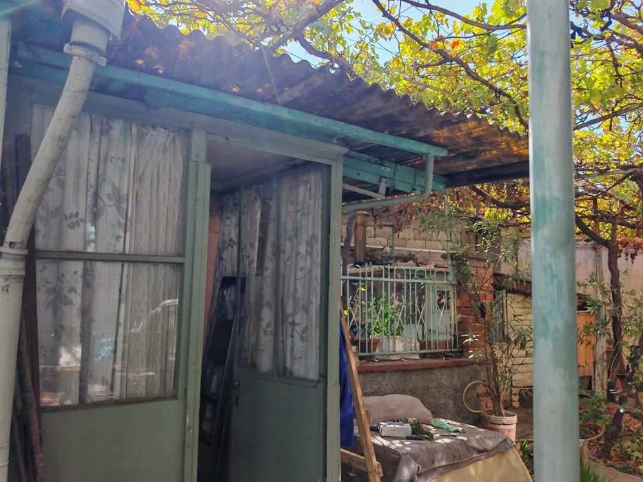 къща в южната част в кв.Ново село