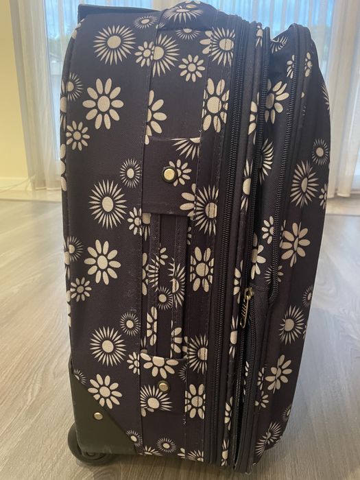 Тъмносин куфар на цветя