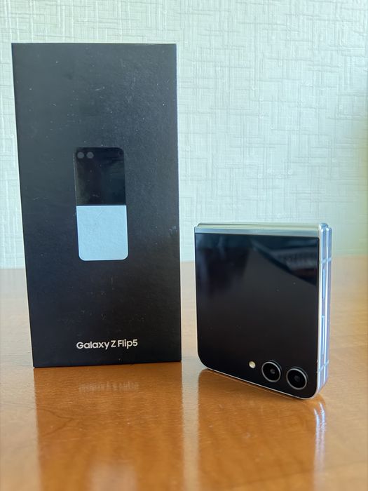 Z flip 5  8/256 GB. Mint