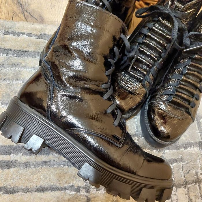 Боти от естествен лак