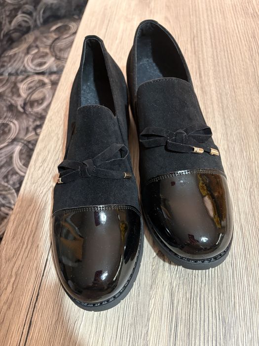 Продавам дамски  обувки нови.Същите са лак и велур,номер 42