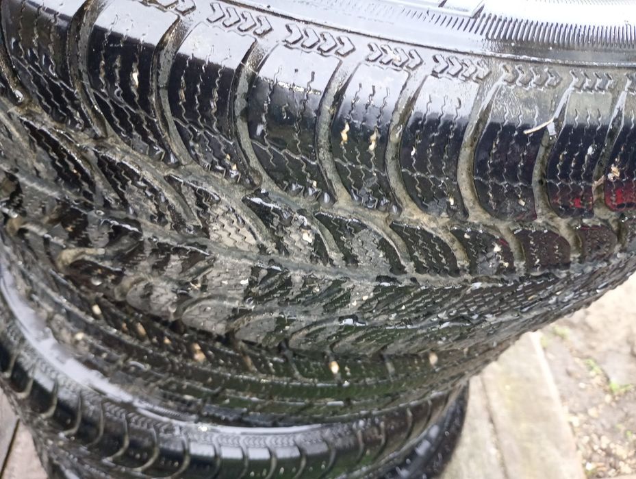 Vând 4 cauciucuri 185/65R15 / M+s aproape noi
