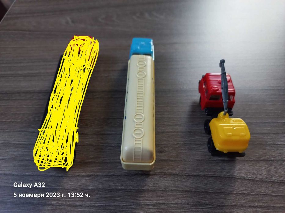 Камиончета "Татра" в мащаб ТТ 1:120, 2 броя + фенер от бившето DDR