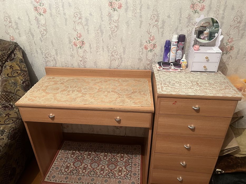 Писменный стол и тумбочка