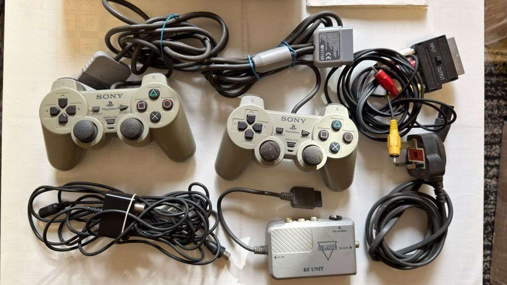 Consola PlayStation 1 cu 2 manete. 5 jocuri.