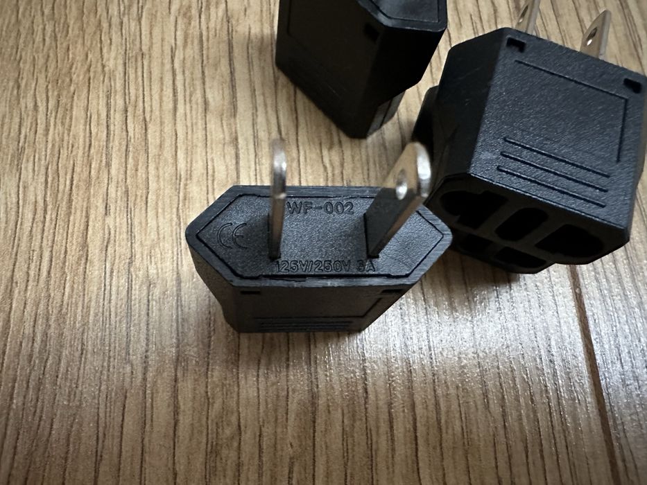 Vand 4 adaptoare Priza EU Sua Usa Canada adaptor America Mexic Japonia