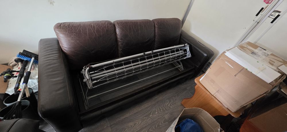 Canapea piele naturala extensibila mobexpert pret 600 lei .se face pat matrimonial este pe cadru metalic