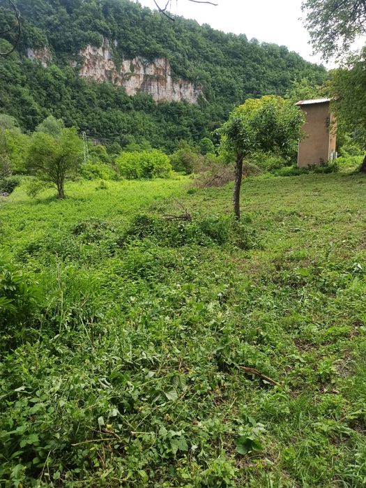 Малък добре поддържан имот до главния път и реката