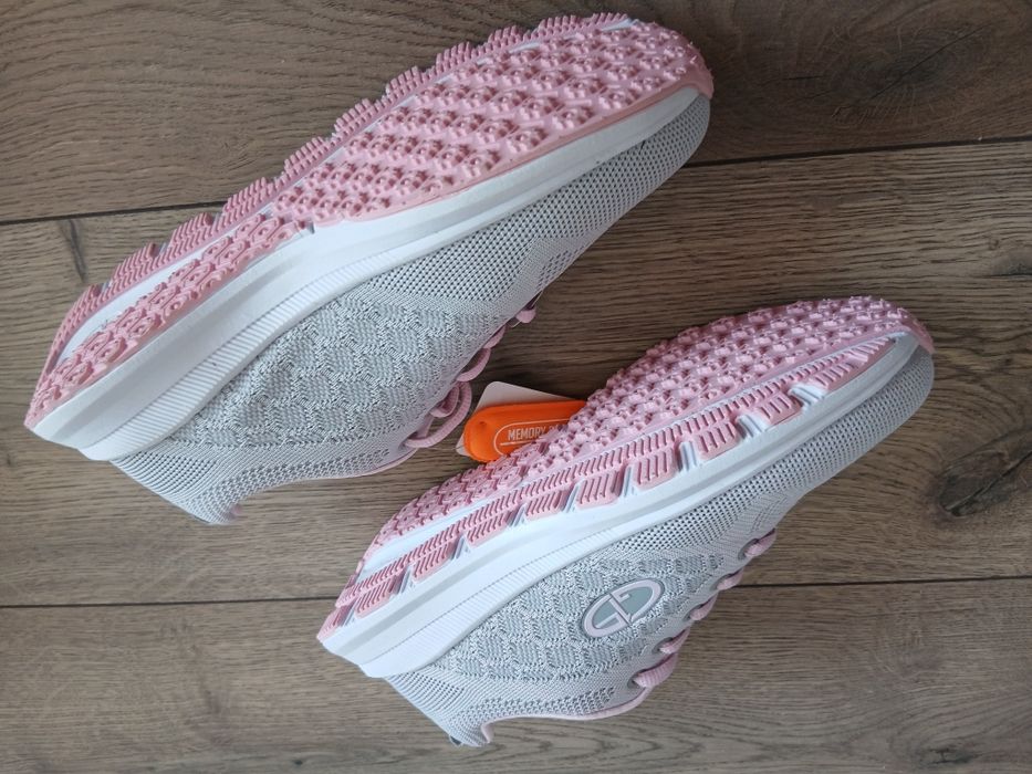 Кроссовки и босоножки женские