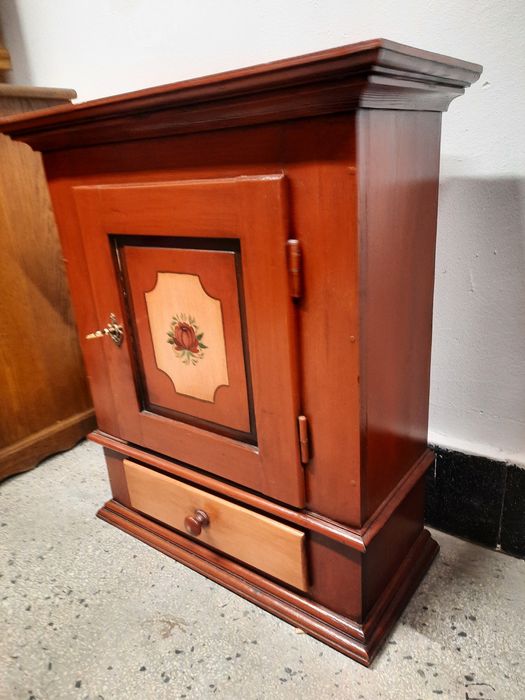 Винтидж шкаф за стена