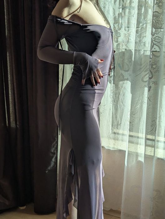 Официална лилава рокля с голи рамене