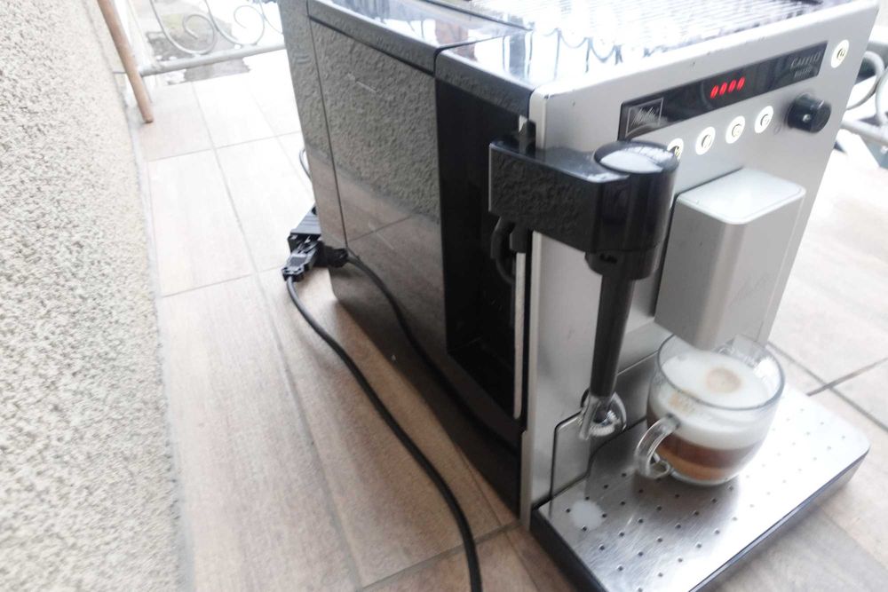Melitta Caffeo Bistro cu un sistem de spumare lateral cu rotiță