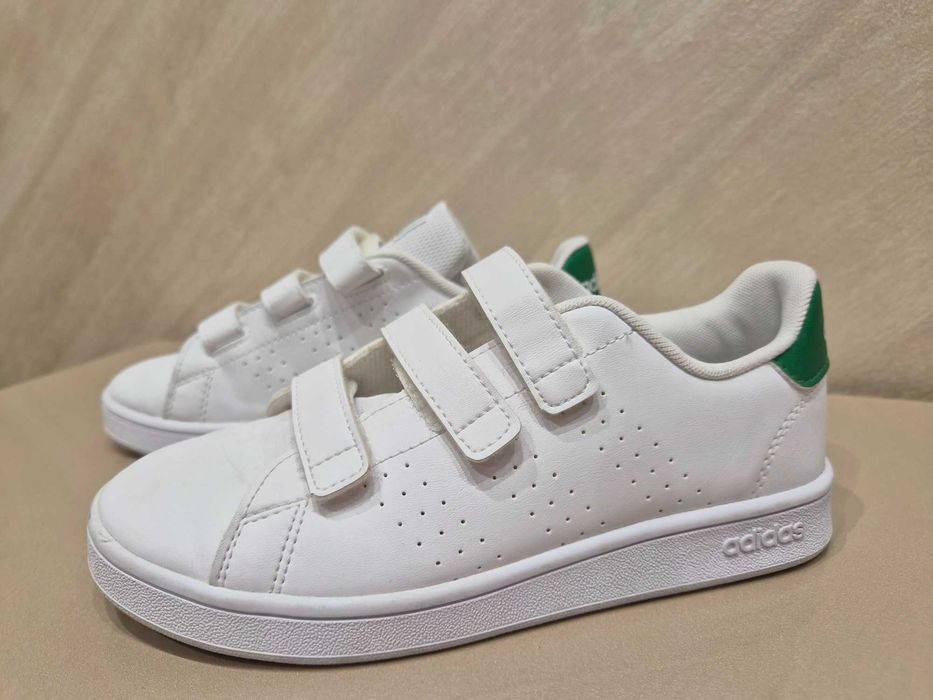 Продавам детски кецове Adidas