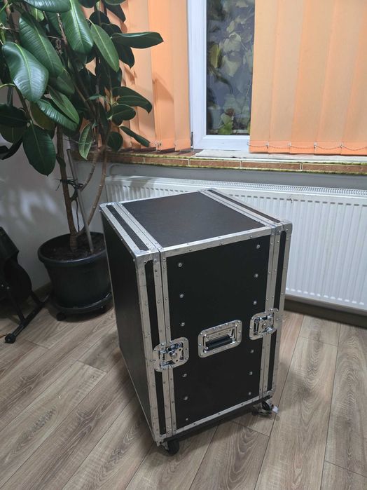 Vand rac pentru mai multe unitati,procesoare,amplificatoare etc.