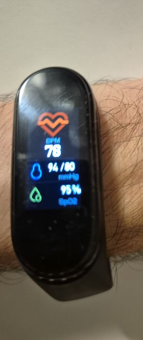 M4- fitness tracker si smartwatch Nou