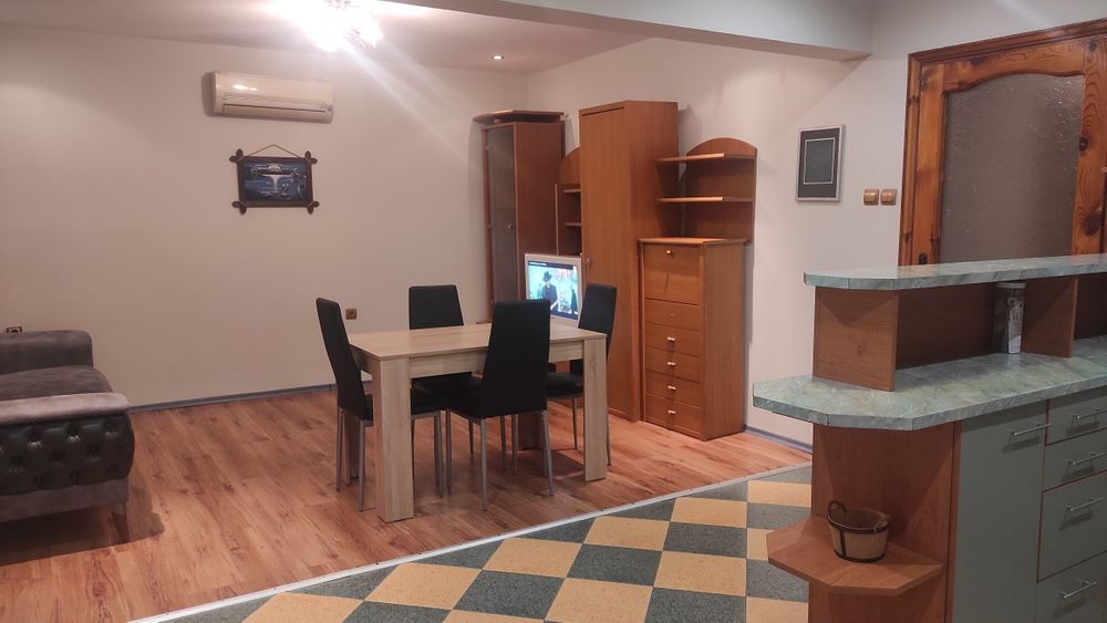 Двустаен апартамент с голяма дневна и отделна спалня на топ център