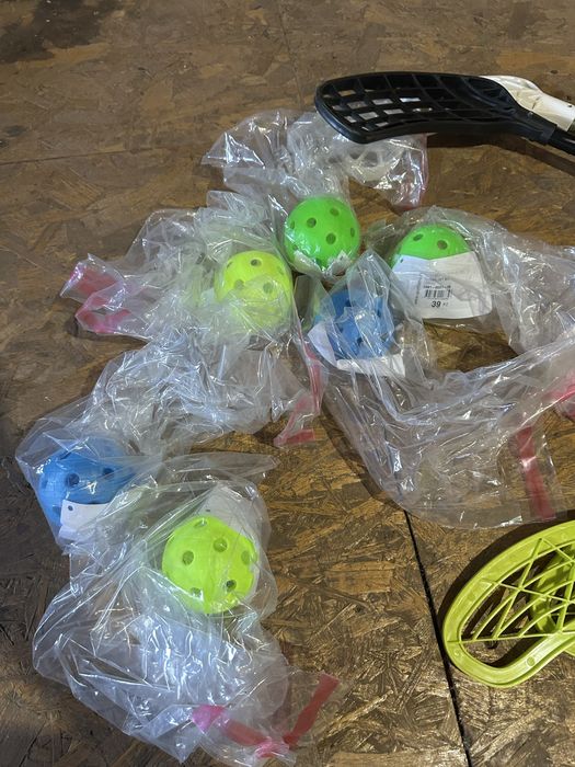 Set crose si mingi hokey pe iarba