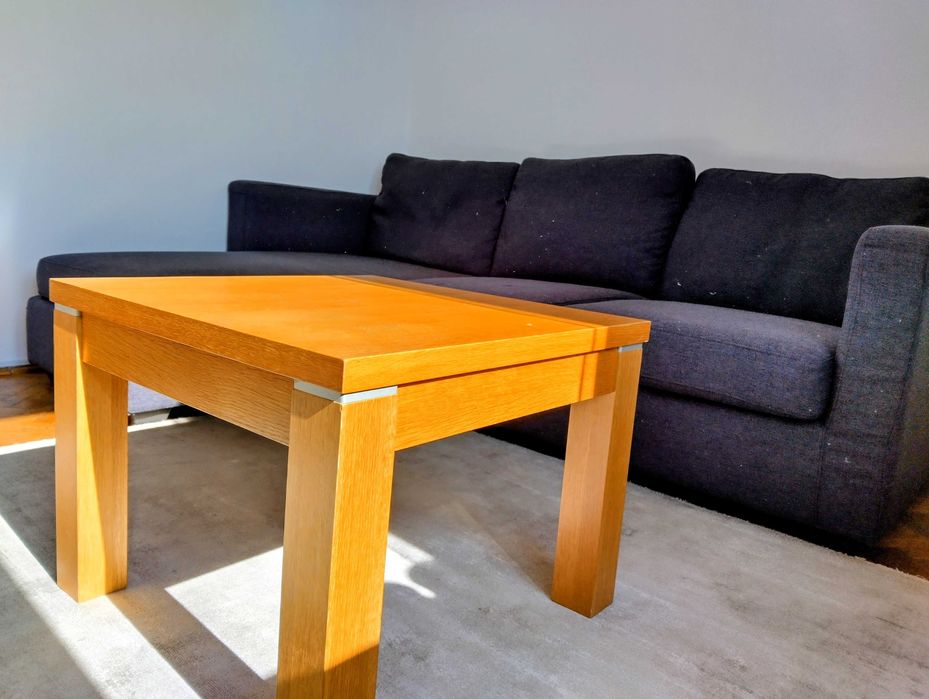 Coltar gri și măsuță din lemn