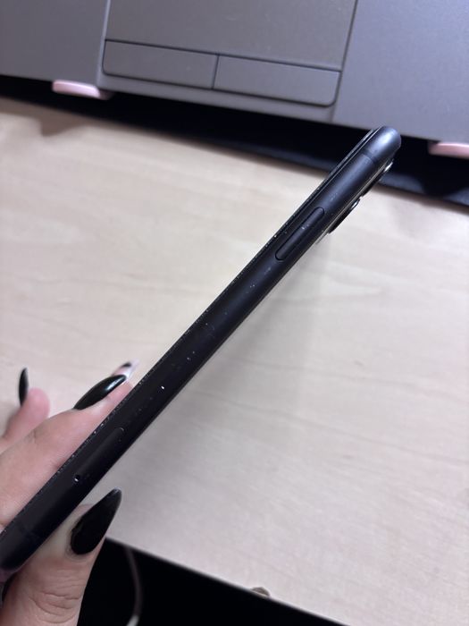 Apple iPhone 11 - 64GB