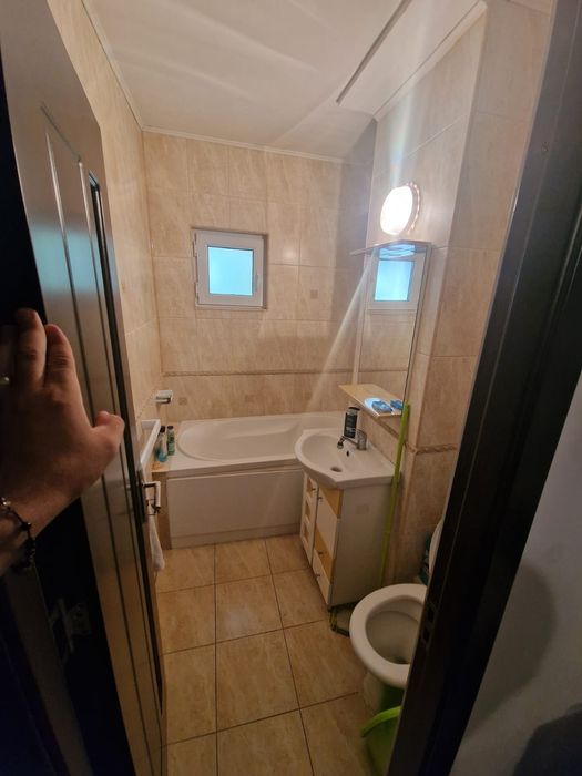 Inchiriez apartament 3 camere decomandat 70mp etajul 1 micro 38 la Z  pret 1900 lei 3 balcone