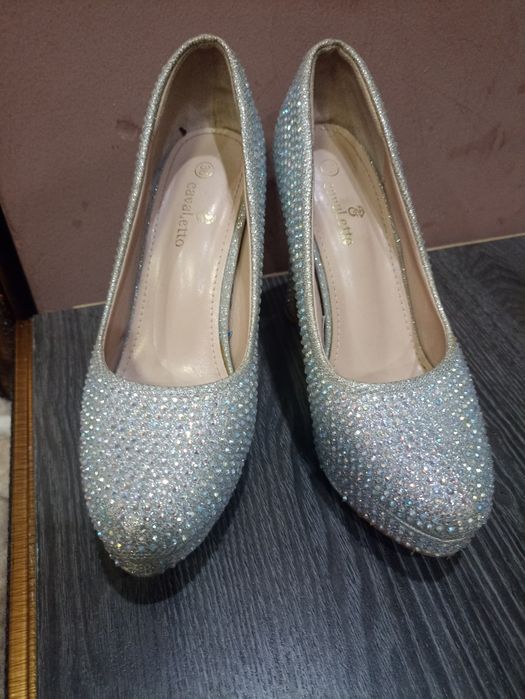 Zolushka oyoq kiyimi