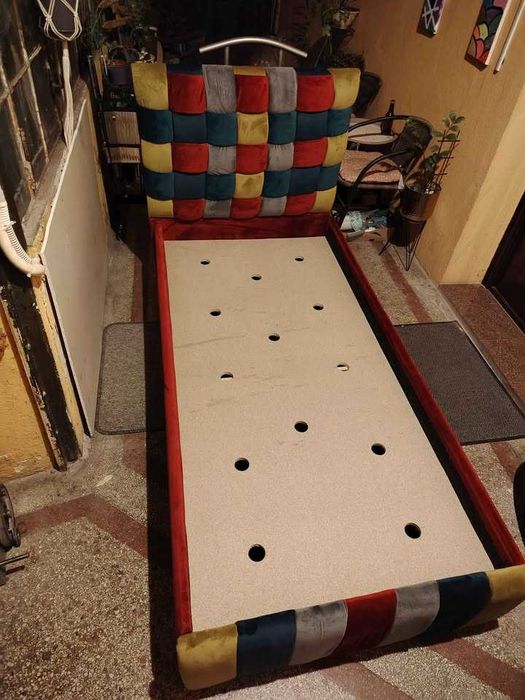 Pat de o persoana cu capat si margini tapitate