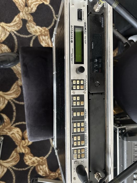 Vand Tascam cu tot cu case!Are preseturi ,tot ce trebui pentru cantat!numai case-ul a fost facut pe comanda si a costat 900ron!