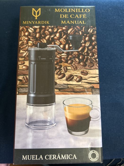 Ръчна кафемелачка с регулируемо смилане