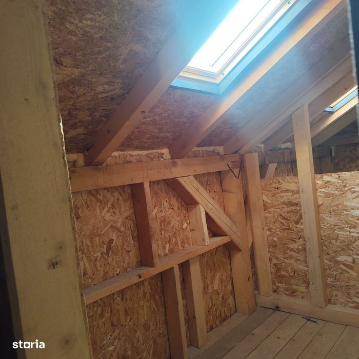 Casă separată cu pivniță și pod utilizabil în mediul rural