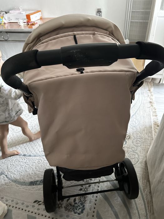 Бежевая коляска
