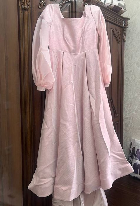 Продается вечерние платья и сумки новый