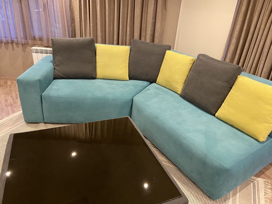 Ъглов  Диван с възглавници