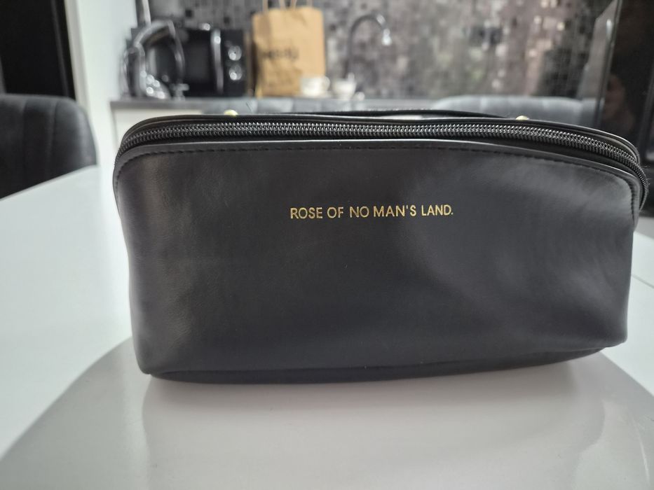 Trusă cosmetice/necesar voiaj "Rose of No Man's Land" (YSL), piele ecologică neagră, cu inscripție aurie