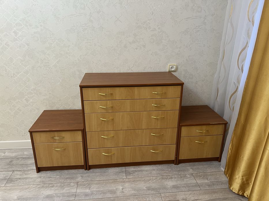 Продам комод с тумбами и дамский столик