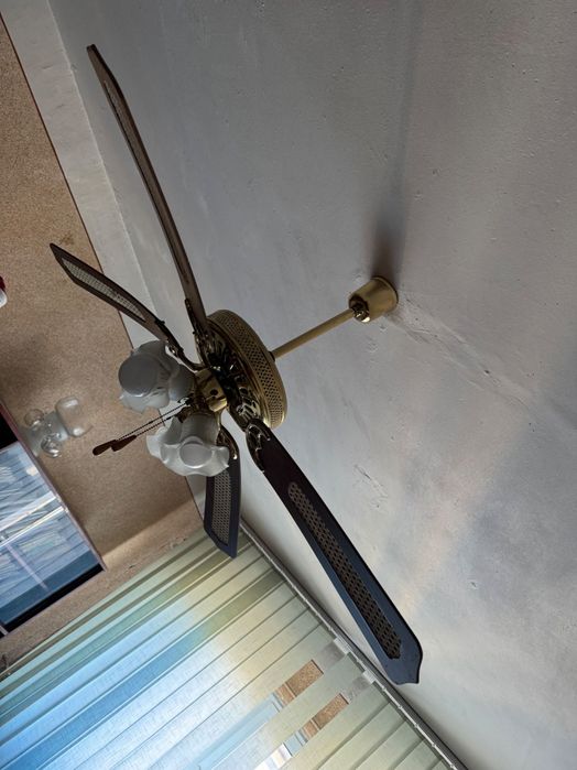 Vând lustră cu ventilator