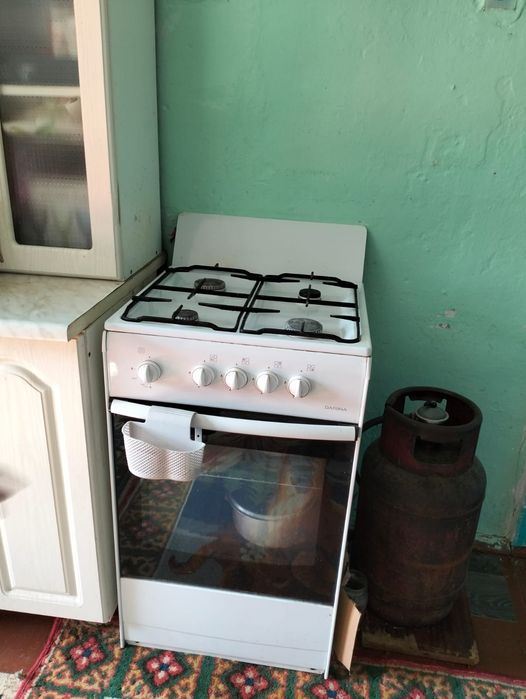 Продам газ плиту буу