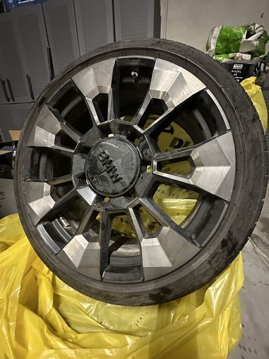 4бр летни гуми с джанти 23’’ за BMW XM. 2бр 315/30/23 и 2бр 275/35/23