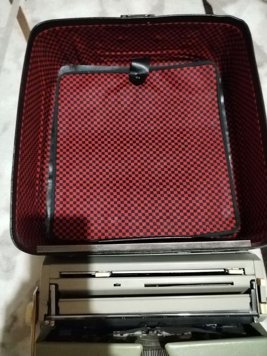 Пишеща машина в кожено куфарче