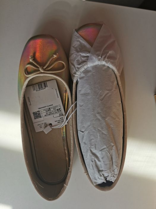 Balerini fetite, culoare aurie. Produs de la Mango,.