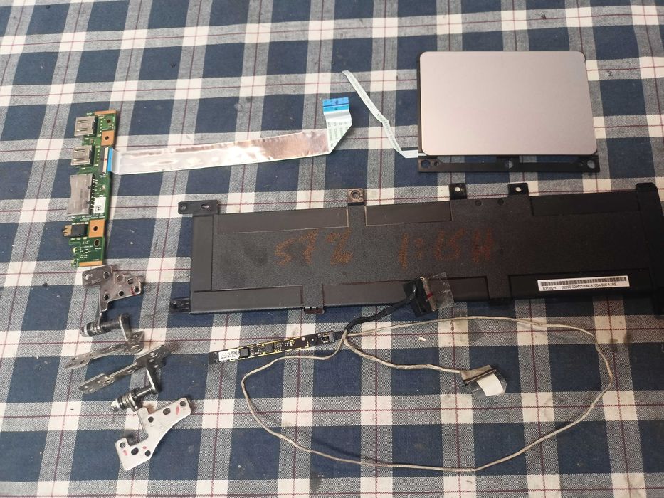 Elemente Asus R702u X705Q