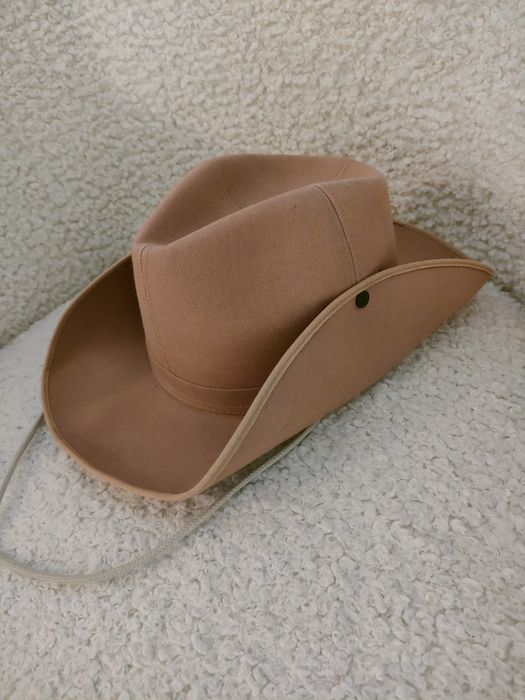 Palarie purtata doar o data. Din păcate mărimea este mica.