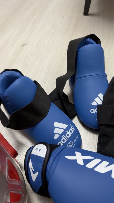 Шлем , перчатки, бутсы для тэквандо