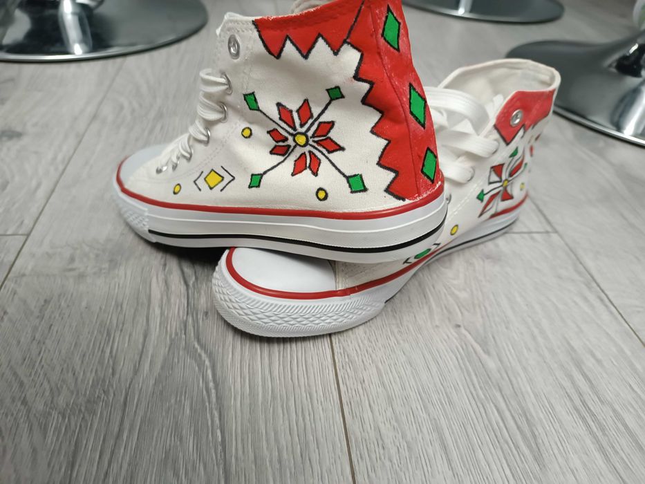 Ръчно рисувани кецове шевици