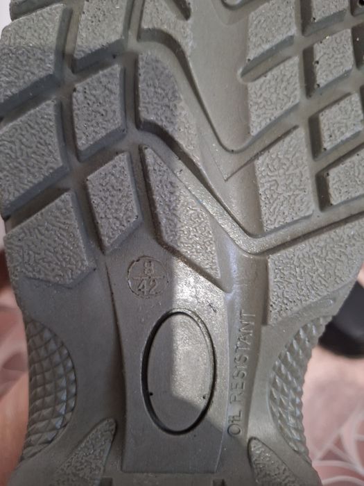 Ботинкалар сатылады жана