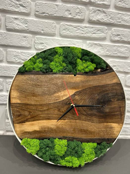 Ръчно изработен часовник от дърво и метална рамка със скандинавски мъх