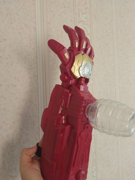 Рука железного человека с реляет арбизами