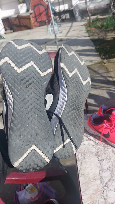 Два чифта маратонки Nike