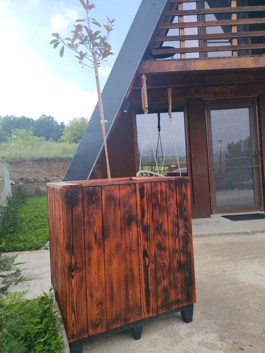 Vând jardiniera și masă curte