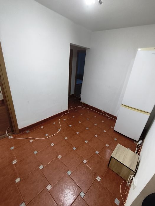 Proprietar Vând apartament decomandat  2 camere Valea aurie etaj 4